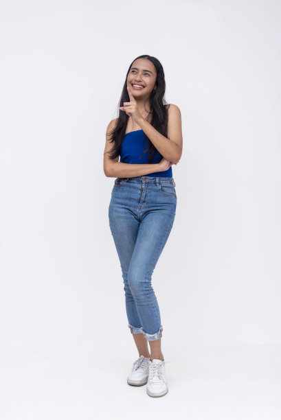 一个漂亮的亚洲女人用手指着一只鸟。全身照片，白色背景。图片下载