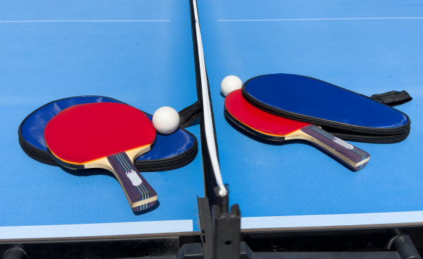 乒乓球拍和球图片下载