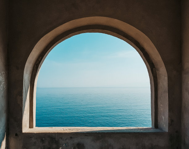 一张俯瞰大海的窗户照片。图片下载