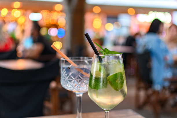在城里，酒吧，夏天，外面的一个晚上，桌子上的鸡尾酒的特写照片。图片下载