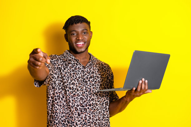 照片上的快乐的高兴的好男人穿着时髦的衣服新奇的小玩意孤立在黄色的背景图片下载