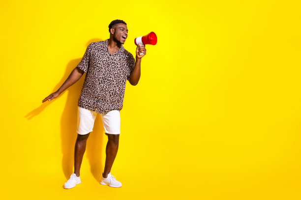 照片正面的好酷的男人穿着时髦的衣服看起来空的空间孤立在鲜艳的黄色背景图片下载