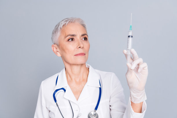 女医生的照片，女合格专科医生准备注射疫苗注射分离在灰色背景图片下载
