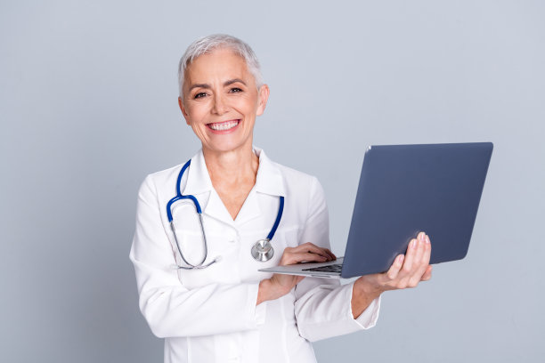 照片迷人迷人的女士专业医生咨询健康中心孤立的灰色背景图片下载