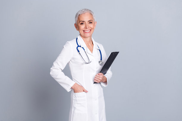 可爱的退休女士提供医疗帮助的照片，医生拿着纸架，穿着白色长袍，制服，孤立在灰色背景上图片下载