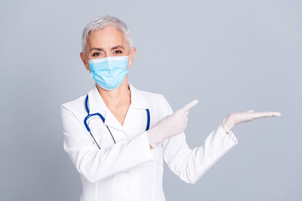 有吸引力的美女的照片合格的儿科专家示范空白空间隔离在灰色背景图片下载