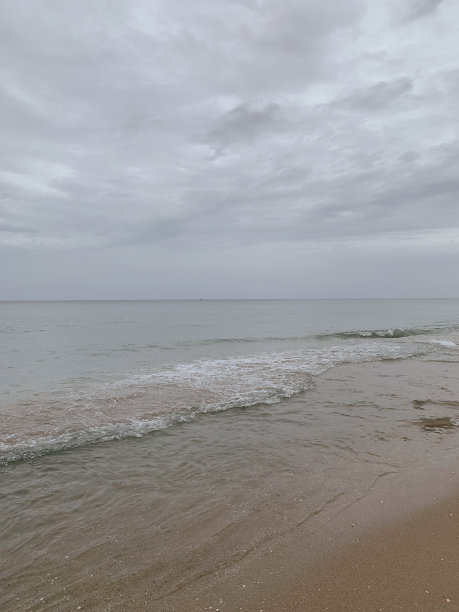 穆迪电影黄昏的照片在歌手岛的海滩岸边，佛罗里达州在2024年夏天的部分阴天图片下载