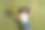 照片中可爱的女孩穿着米色t恤，手拿气球，在卡其色的背景下，看着空旷的太空中飞行的星星图片下载