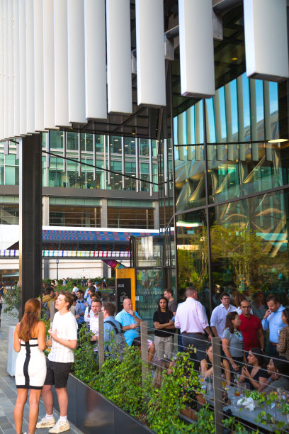 下班后，人们在金丝雀码头的露天咖啡馆、酒吧里喝一杯。图片下载