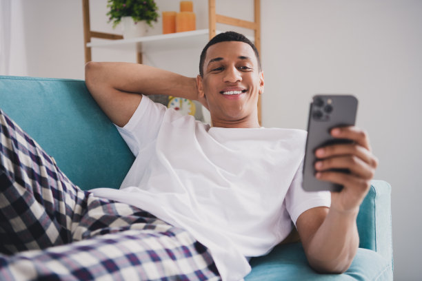 有吸引力的有趣的家伙的照片，睡衣，睡衣，享受周末的沙发，交流，instagram, twitter，电报，facebook，室内，房间，家，房子图片下载