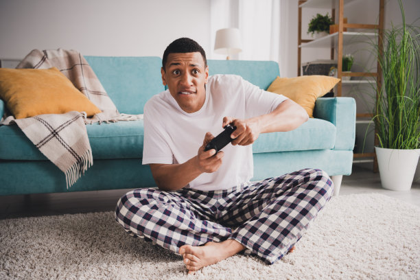 有吸引力的有趣的家伙的照片，睡衣，失去游戏，享受周末沙发，室内房间，家里的房子图片下载