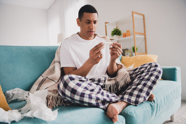 帅哥好心情的照片，睡衣，睡衣，测量温度，休息，沙发，室内，房间，家，房子图片下载