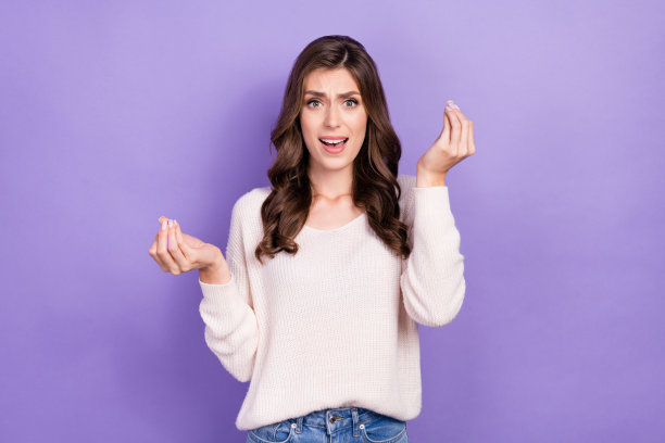 照片侵略性的愤怒的疯狂皱眉喜怒无常的女士举起手臂解决冲突的恶劣情况孤立在紫色背景图片下载