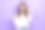 照片侵略性的愤怒的疯狂皱眉喜怒无常的女士举起手臂解决冲突的恶劣情况孤立在紫色背景图片下载