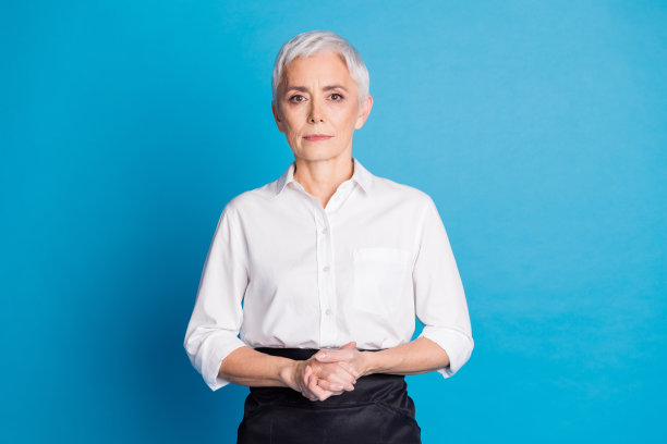 有魅力的老年妇女准备服务客户的照片小生意咖啡馆老板穿着服务员制服孤立的蓝色背景图片下载