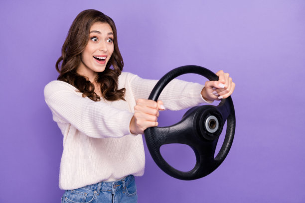 喜出望外的女士的照片看空空间享受第一次驾驶课新的自己的汽车旅行旅行道路孤立的紫色背景图片下载