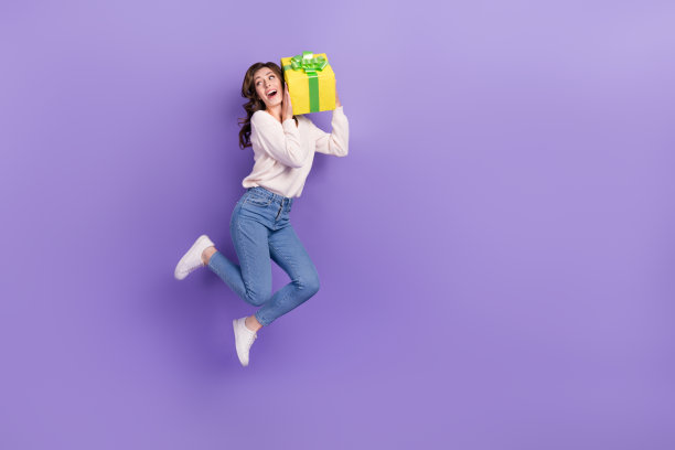 在紫色的背景上，乐不可支的疯狂女士手持购买喜庆节日活动好心情的完整照片图片下载