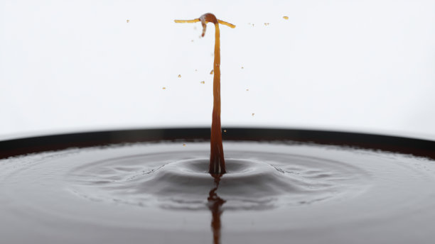 3d咖啡滴落入一杯咖啡的慢动作图片下载