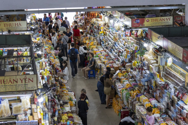人们参观越南岘港的汉人市场图片下载