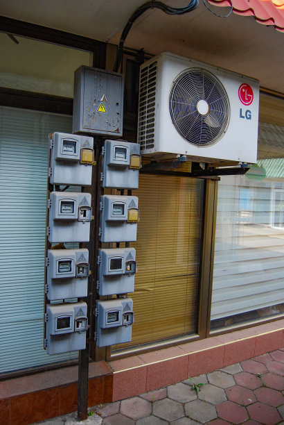 电器台配有大量的电表。图片下载