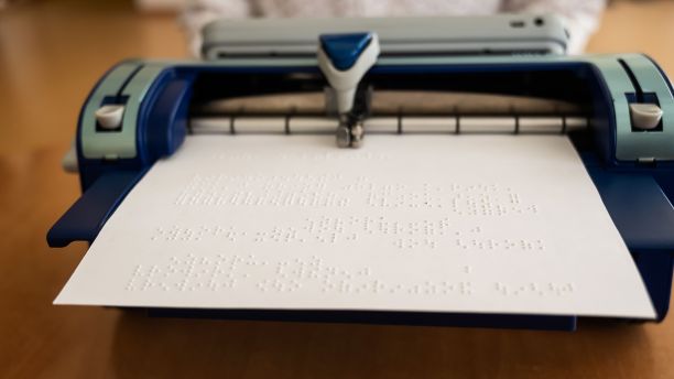 桌面盲文打字机的特写。图片下载