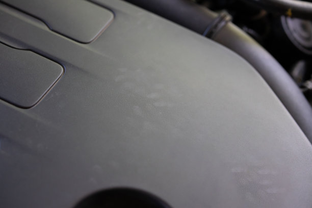 汽车引擎上的老鼠脚印图片下载