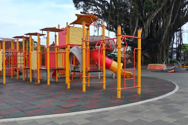 公园里五颜六色的儿童游乐设备。图片下载