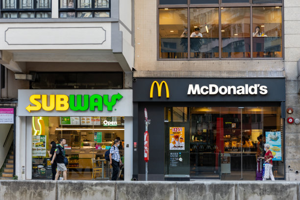 香港九龙的赛百味三明治和麦当劳餐厅图片下载