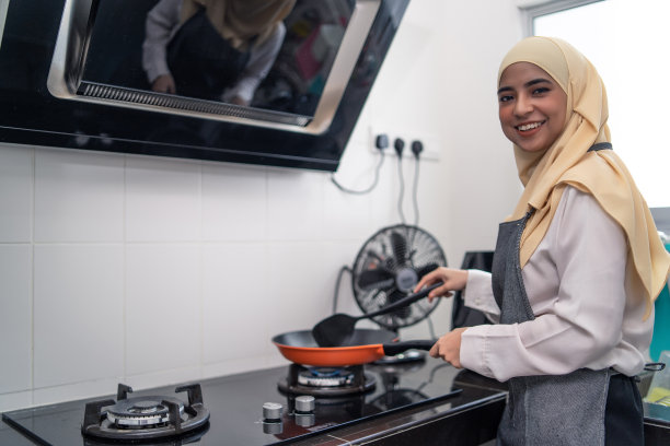 微笑的女商人在办公室食堂制作食物图片下载