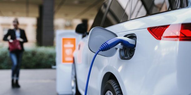 电动汽车剪影与低电池充电在充电站。3d渲染和插图。图片下载