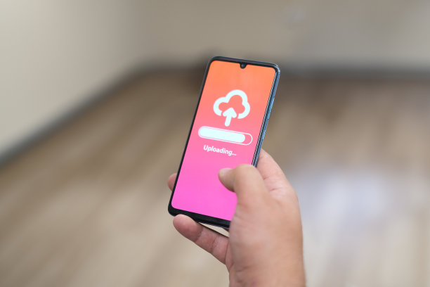 智能手机屏幕上的“下载和上传”概念。图片下载