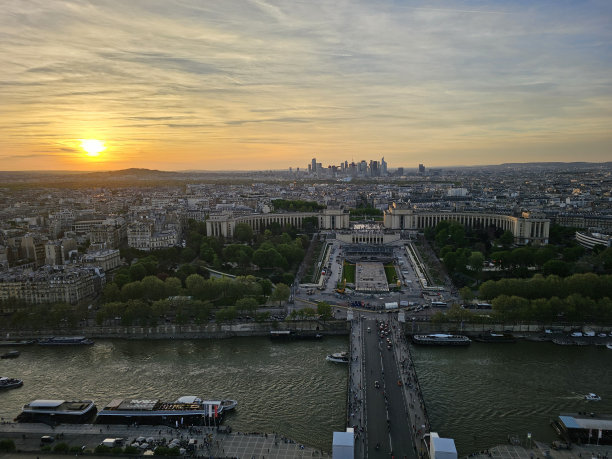 在现代摩天大楼和古老建筑之间的黄金时段，鸟瞰巴黎。图片下载