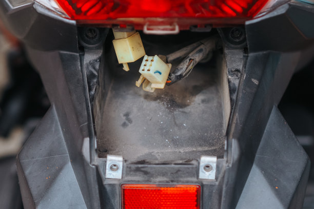 摩托车刹车灯插座正在修理图片下载