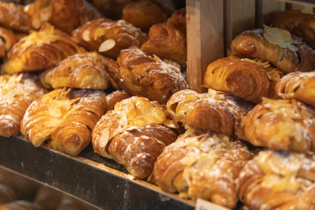 面包店的杏仁羊角面包图片下载