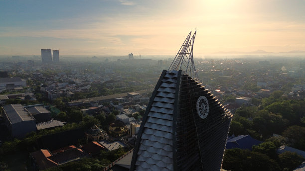 望加锡州立大学校园Pinisi大楼鸟瞰图图片下载