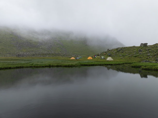 在湖边露营无人机照片，Kocdüzü高原Kackar山脉，Camlihemsin Rize，土耳其(土耳其)图片下载