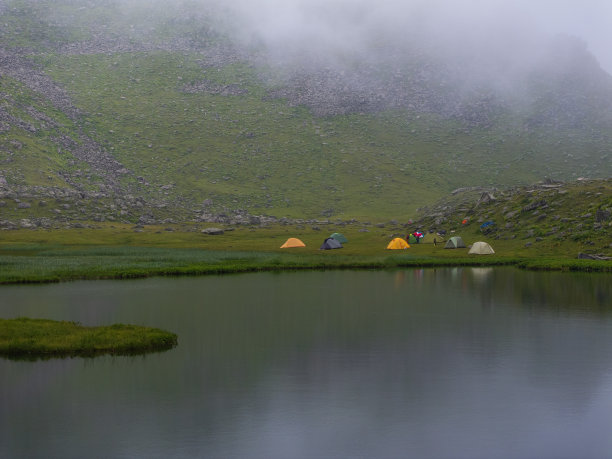 在湖边露营无人机照片，Kocdüzü高原Kackar山脉，Camlihemsin Rize，土耳其(土耳其)图片下载