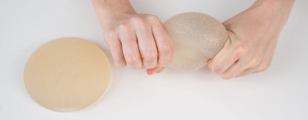 白人妇女在测试植入物的强度。图片下载