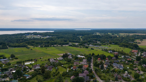 无人机拍摄的一个小镇和音乐节的背景被森林包围在夏天的一天图片下载
