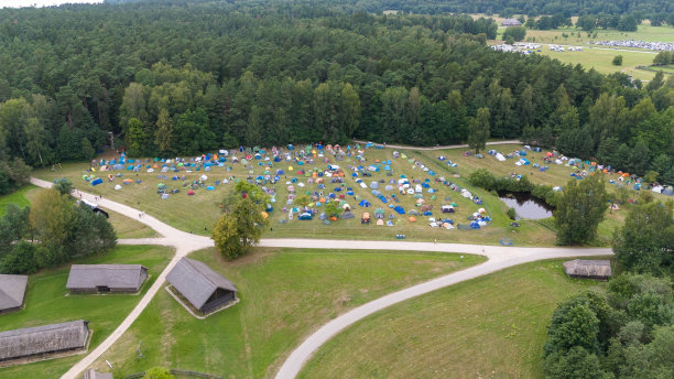 无人机拍摄的一个帐篷城在音乐节在夏天的森林包围图片下载