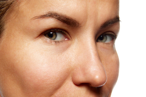 女性脸部的详细照片，眼眶前区域保养良好，皮肤光滑。抗衰老护肤化妆品。图片下载