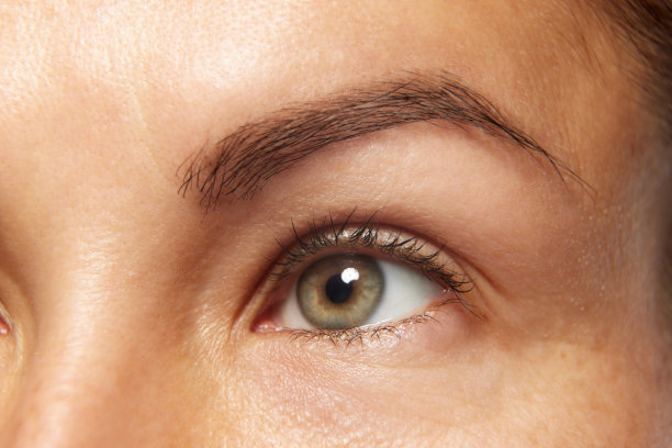 女性脸部的详细照片，眼眶前区域保养良好，皮肤光滑健康。抗衰老护肤化妆品。图片下载
