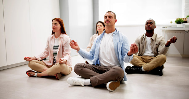 办公室员工在瑜伽课上冥想图片下载