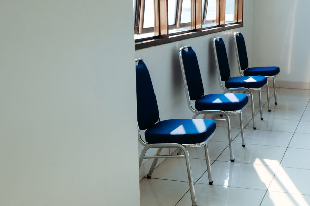 带座垫的不锈钢椅子图片下载