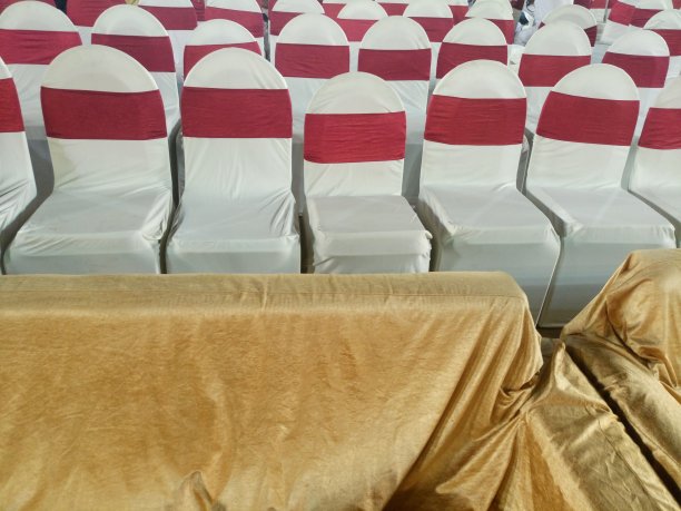 婚礼上空椅子的高角度照片图片下载