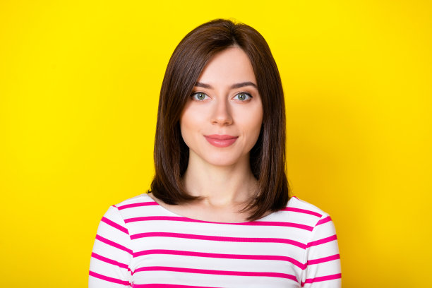 特写照片的年轻迷人的自信的女士直视相机工作简历隔离在明亮的黄色背景图片下载