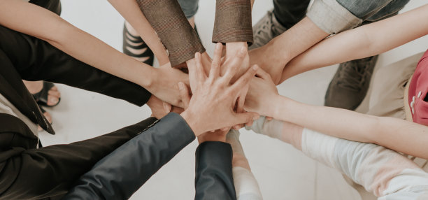 职场同事在办公室里手拉手的高角度照片图片下载