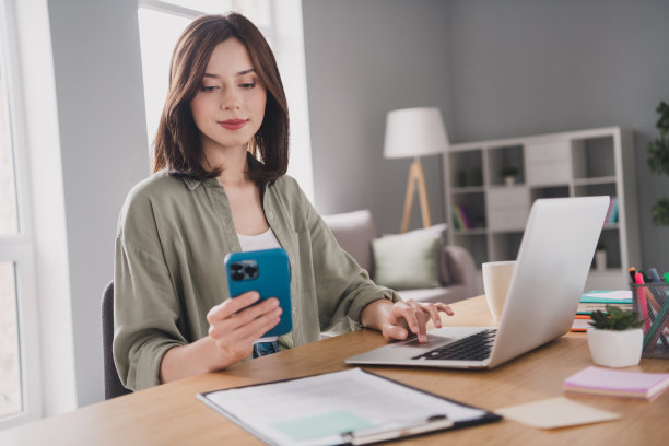 迷人女士秘书照片人力资源招聘人员阅读简历空缺选择成功人士餐桌现代办公室室内工作站图片下载