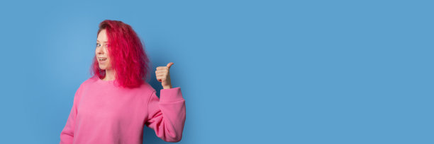 粉色头发的女人指着拷贝空间，少女微笑着，表情开朗美丽。图片下载