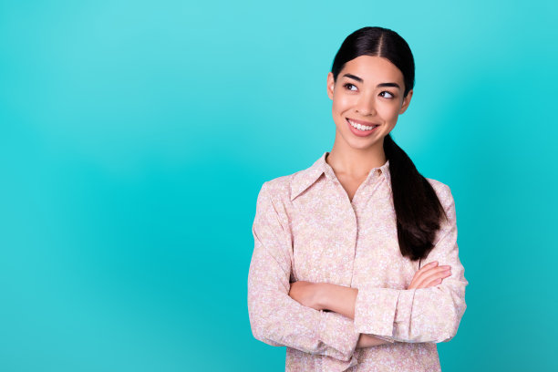 照片迷人的年轻韩国女士双臂交叉创造商业计划穿着时尚的聪明休闲看起来孤立的青色背景图片下载